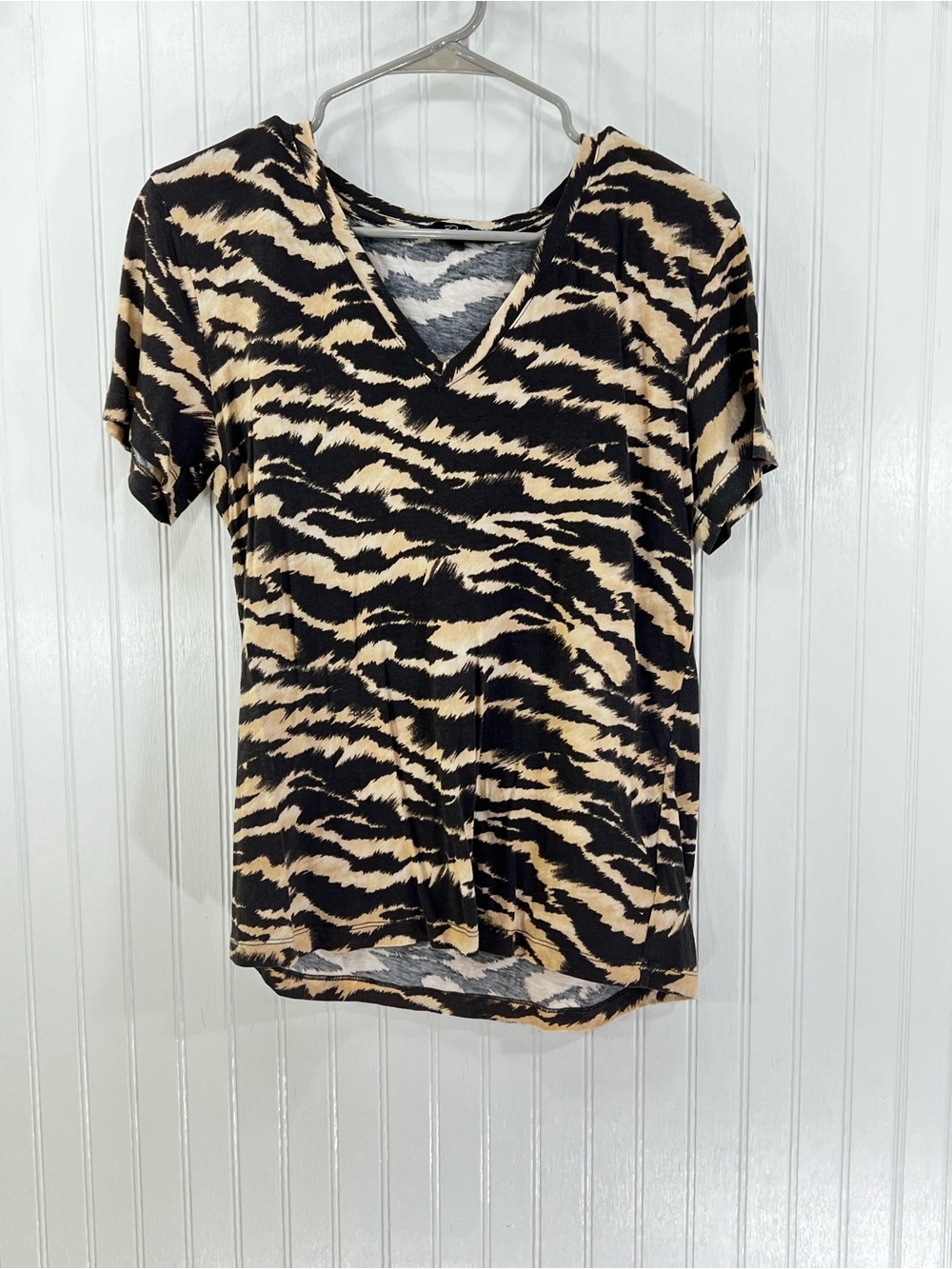 Rails Tiger Print V-Neck Tee Medium Animal Print Short Sleeve Top